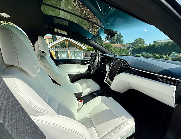 Tesla Model X 3 of 13