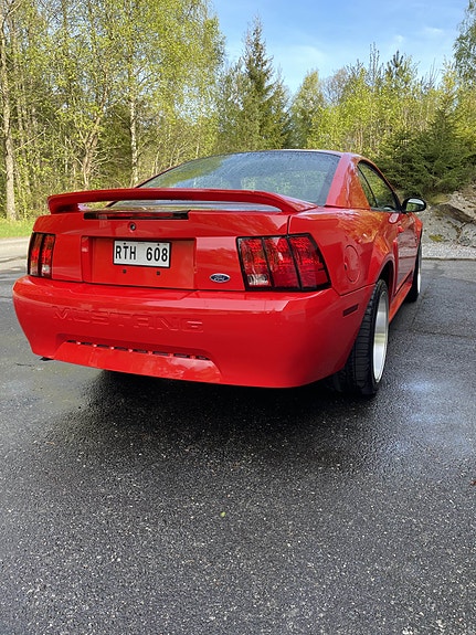 Ford Mustang 3 of 5
