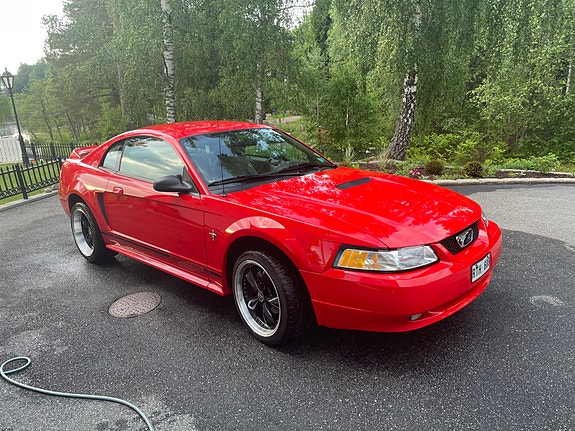 Ford Mustang 2 of 5