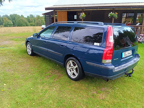 Volvo V70 3 of 5