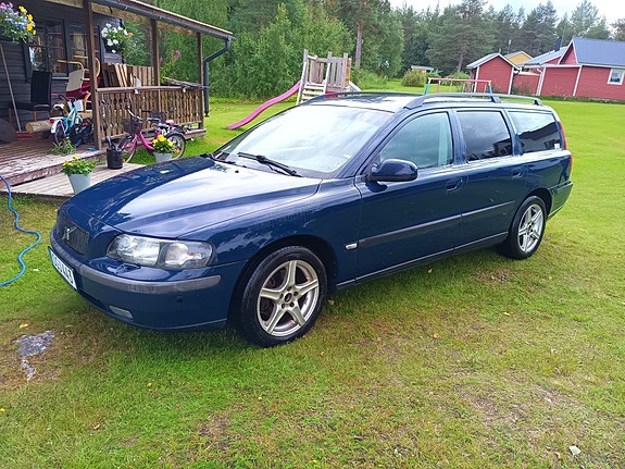 Volvo V70 2 of 5