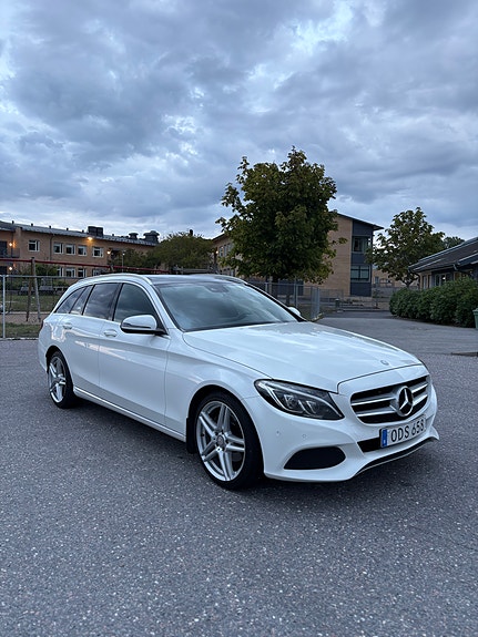 Mercedes-Benz C220 2 of 12