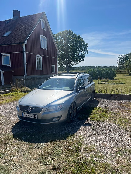Volvo V70 2 of 9