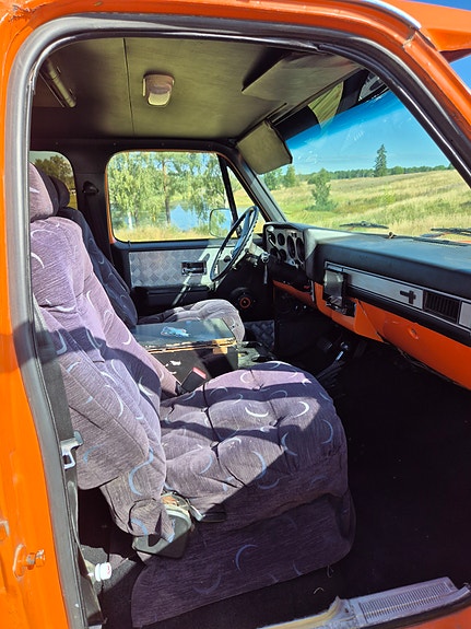 GMC Suburban 3 of 5