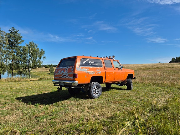 GMC Suburban 2 of 5