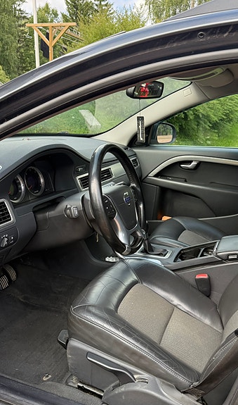 Volvo V70 4 of 5