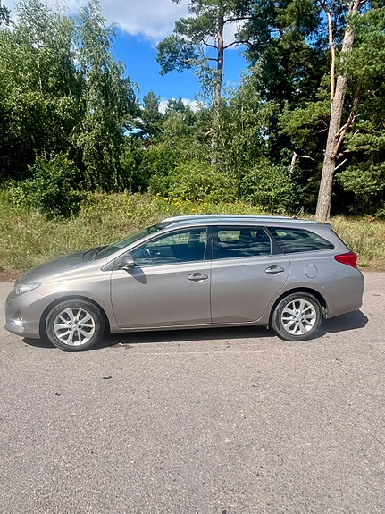 Toyota Auris 2 of 9