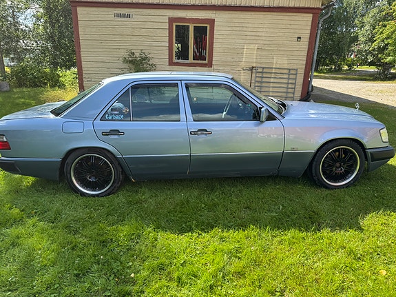 Mercedes-Benz 200 E 3 of 7