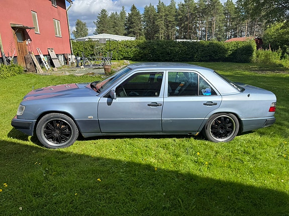 Mercedes-Benz 200 E 2 of 7