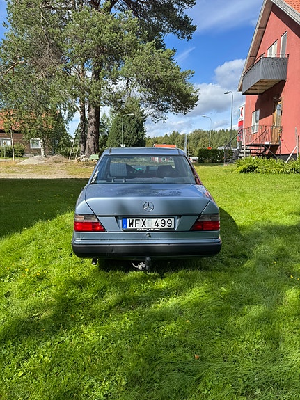 Mercedes-Benz 200 E 5 of 7
