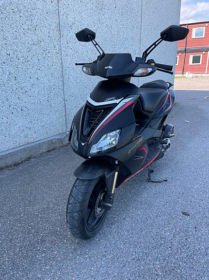 Aprilia SR50 R 4 of 6