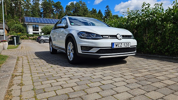 Volkswagen Golf Alltrack 2 of 25