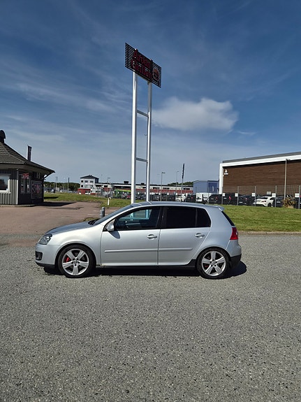 Volkswagen Golf V 2 of 6