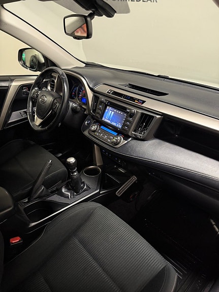 Toyota RAV4 9 of 18