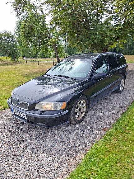 Volvo V70 2 of 7