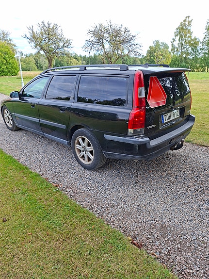 Volvo V70 3 of 7