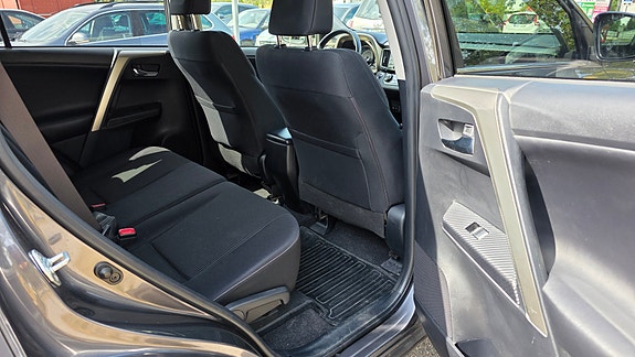 Toyota RAV4 5 of 10