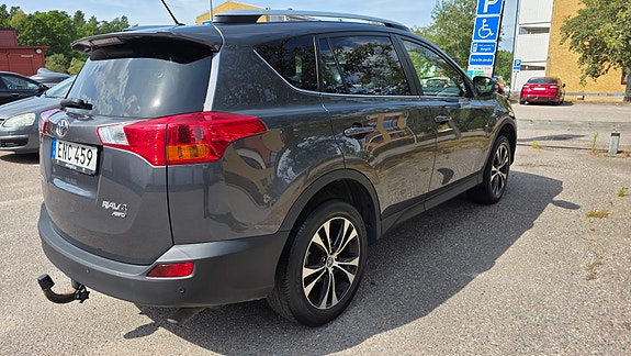 Toyota RAV4 4 of 10