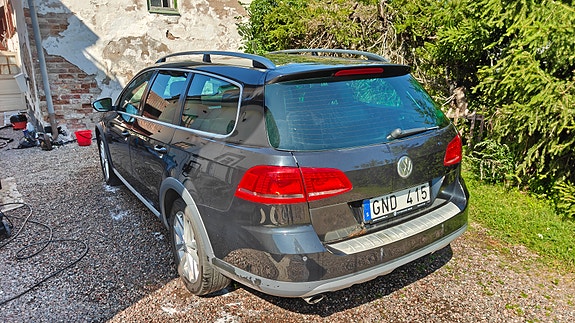 Volkswagen Passat Alltrack 2 of 15
