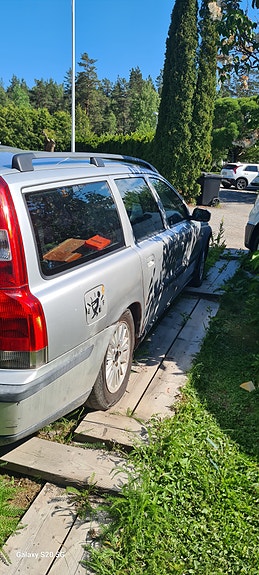 Volvo V70 2 of 9