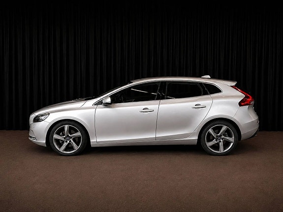 Volvo V40 2 of 17