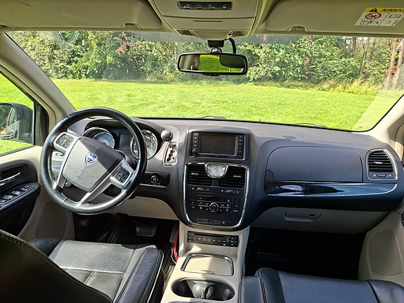 Lancia Voyager 3 of 8