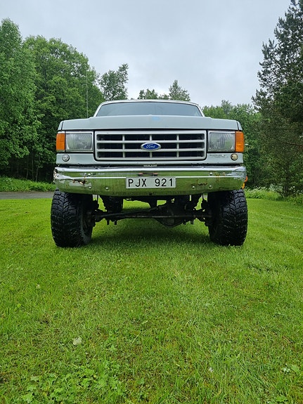 Ford F-350 4 of 8