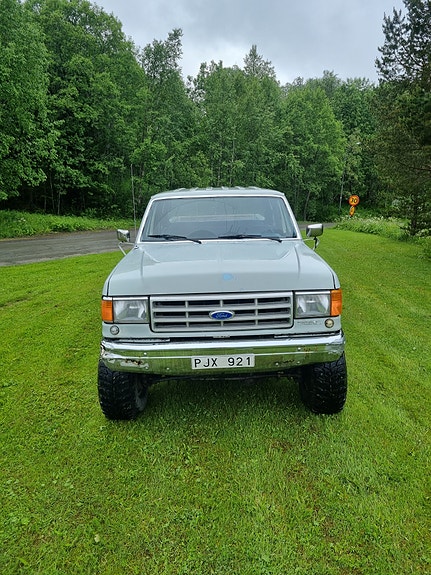 Ford F-350 3 of 8