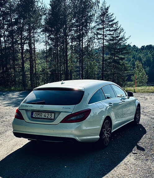 Mercedes-Benz CLS350 2 of 8
