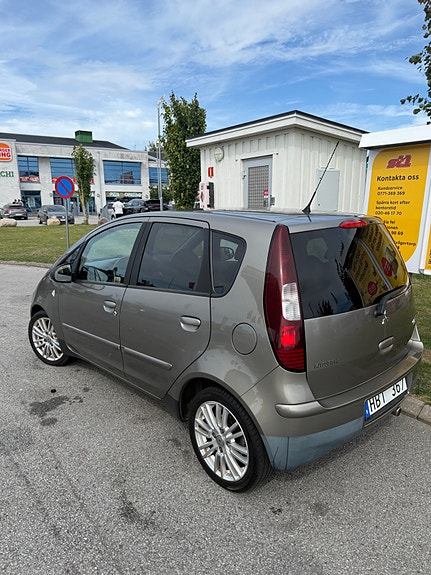 Mitsubishi Colt 2 of 6