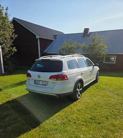 Volkswagen Passat Alltrack 2 of 6