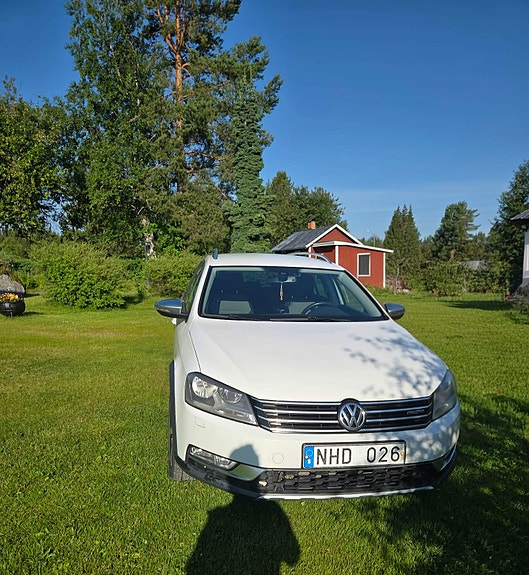 Volkswagen Passat Alltrack 3 of 6