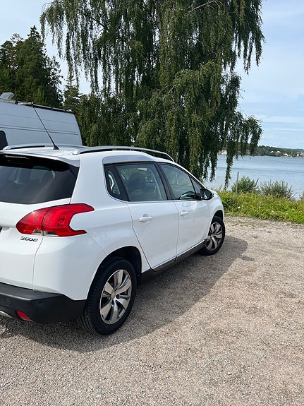 Peugeot 2008 2 of 4
