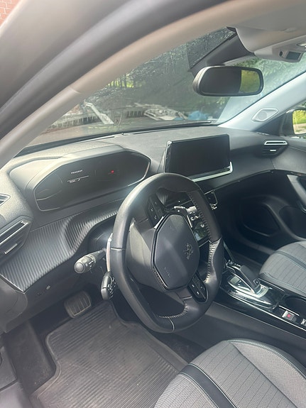 Peugeot 2008 2 of 3