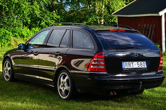Mercedes-Benz C320 2 of 5