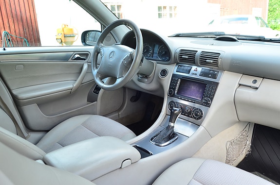 Mercedes-Benz C320 3 of 5