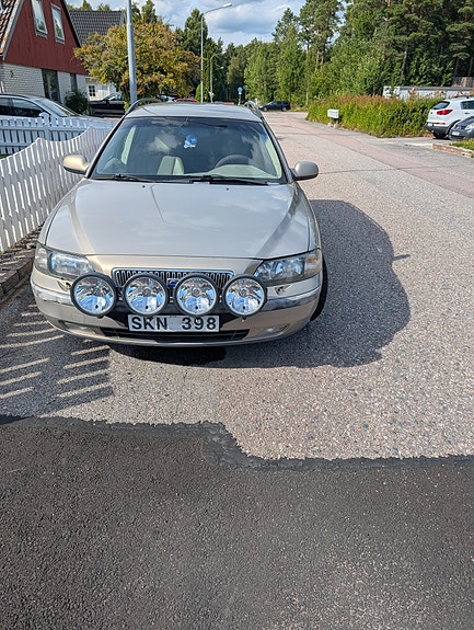 Volvo V70 2 of 3