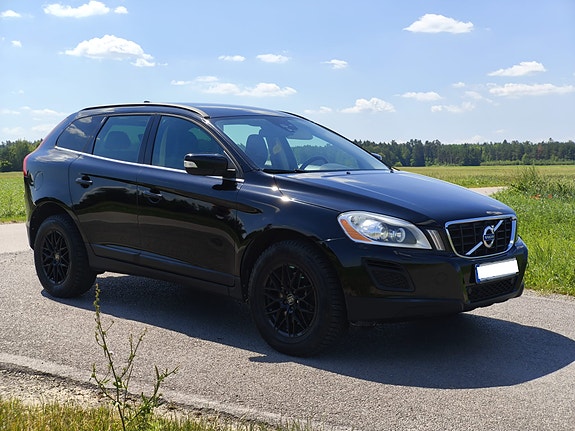 Volvo XC60 2 of 7