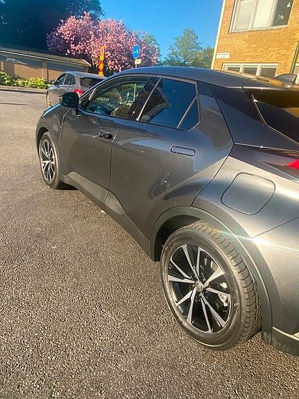 Toyota C-HR 3 of 4