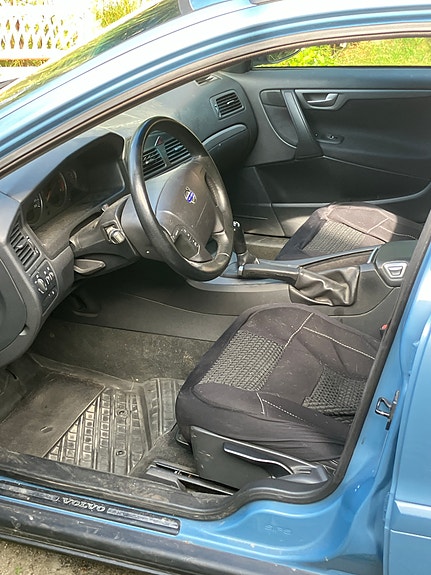 Volvo V70 2 of 5