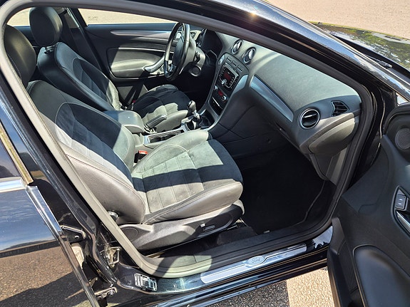 Ford Mondeo 12 of 12