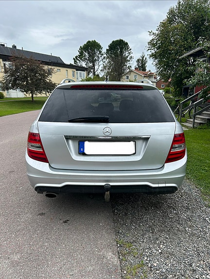 Mercedes-Benz C220 2 of 4