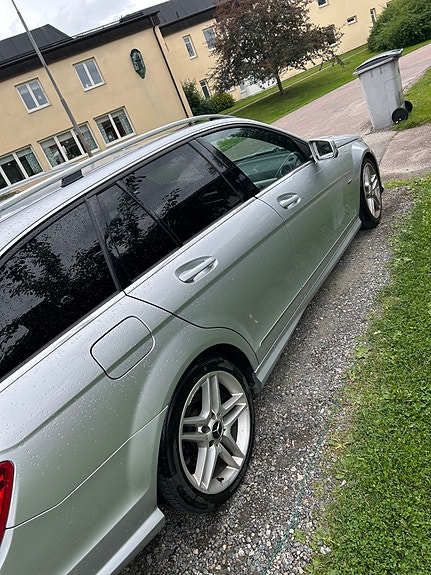 Mercedes-Benz C220 4 of 4