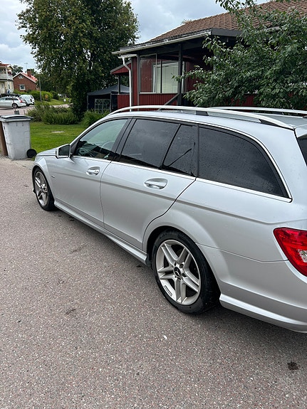 Mercedes-Benz C220 3 of 4
