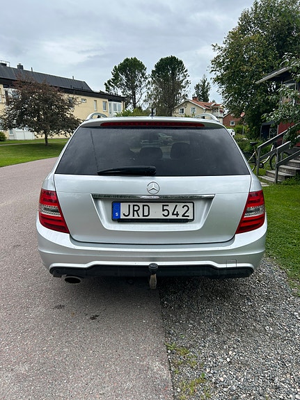 Mercedes-Benz C220 2 of 8
