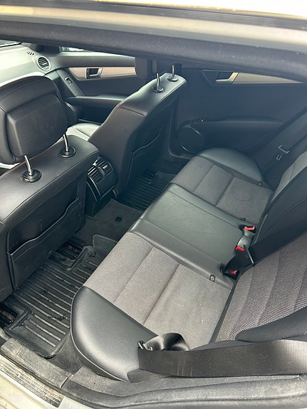 Mercedes-Benz C220 7 of 8