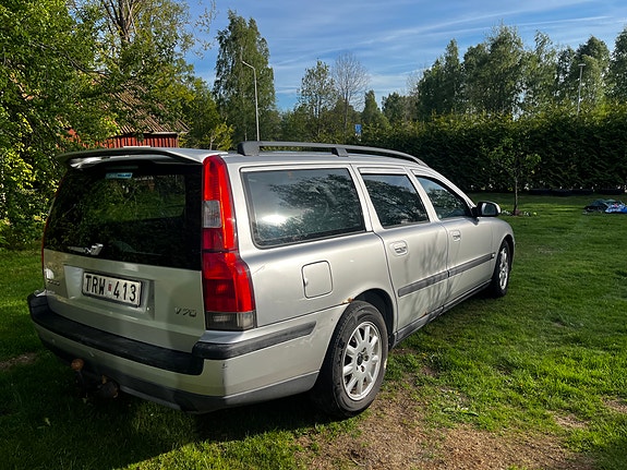 Volvo V70 2 of 4