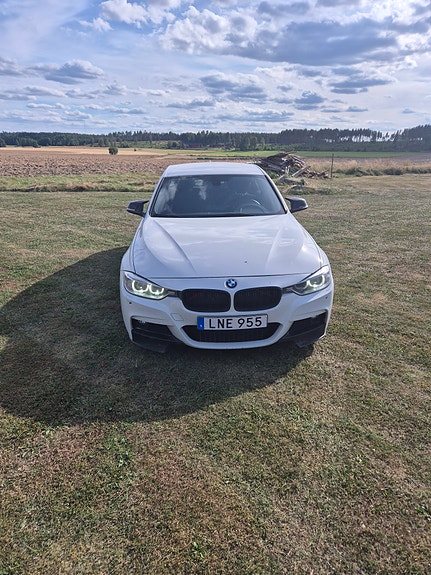 BMW 318d 2 of 5
