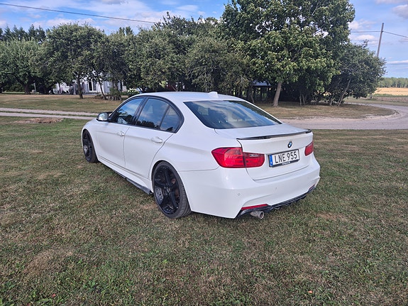 BMW 318d 3 of 5