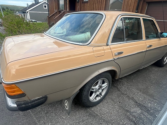 Mercedes-Benz 200 D 4 of 13